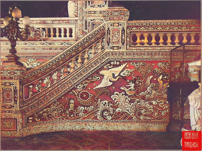 Cửu Tư Đài được xây dựng cách đây hơn 100 năm. Với diện tích hơn 1.200m2, nhà hát Cửu Tư Đài gồm 2 tầng với sức chứa 500 người.