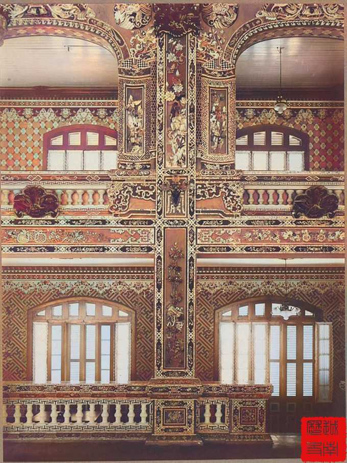 Trong khi đó, nội thất của Cửu Tư Đài giống lăng Khải Định với cách trang trí đắp nổi bằng nghệ thuật ghép sành sứ.