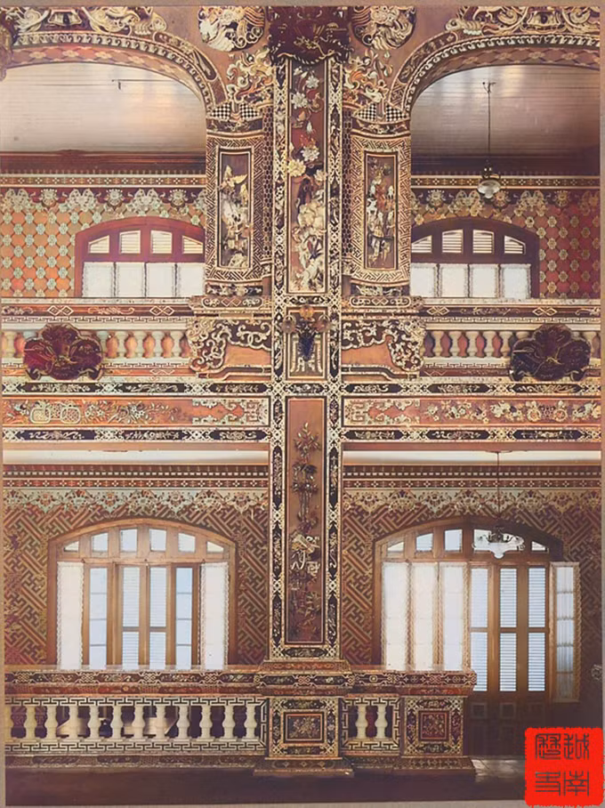 Trong khi đó, nội thất của Cửu Tư Đài giống lăng Khải Định với cách trang trí đắp nổi bằng nghệ thuật ghép sành sứ.