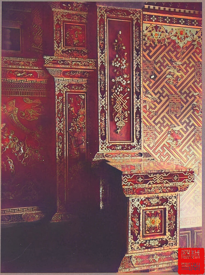 Trong khi đó, khán đài danh dự nằm ở tầng 2 dành riêng cho vua và hoàng thân quốc thích, các đại thần, các khách mời danh dự...