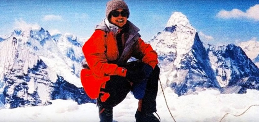 Vợ chồng Francys quyết định chinh phục đỉnh Everest mà không sử dụng bình oxy nhằm tạo ra sự khác biệt so với những nhà leo núi khác. Sau 2 lần thất bại, họ cuối cùng đã chinh phục thành công đỉnh Everest.