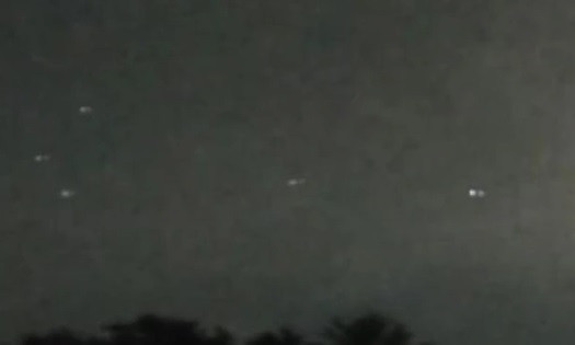 Tháng 7/2020, một phụ nữ có tên Lee Wutang vô tình chụp được hình ảnh hàng loạt vật thể bí ẩn nghi UFO xuất hiện trên bầu trời Houston, Texas. Bà cho biết các UFO bay giống như trong một đội hình kim cương, phát sáng màu trắng. Đến nay, bức ảnh nghi UFO này vẫn được giới khoa học nỗ lực làm sáng tỏ.