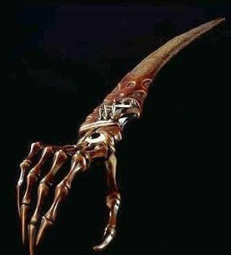 Một bí ẩn lớn khiến giới chuyên gia "mất ăn, mất ngủ" đi tìm lời giải là về con dao kỳ quái do một thờ rèn người Italy tạo ra. Tương truyền, thợ rèn này đã dùng xương tay phải của vợ làm thành cán dao, dùng xương sườn của con trai để làm lưỡi dao. Ông cũng dùng xương cẳng chân của mình để làm tay cầm.