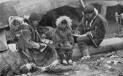 Thế nhưng, vào một ngày năm 1930, người bẫy thú Joe Labelle đã đến ngôi làng của người Inuit nằm bên hồ Anjikuni. Tới nơi, ông chứng kiến cảnh tượng hãi hùng là không tìm thấy bất cứ ai. Theo đó, ông Joe thông báo cho giới chức trách để tìm hiểu xem chuyện gì đã xảy đến với dân làng Inuit.