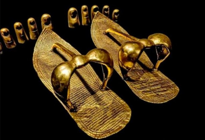 Điển hình là những đôi dép làm từ vàng được tìm thấy trong lăng mộ của pharaoh Tutankhamun, 3 người vợ của pharaoh Thutmose III...