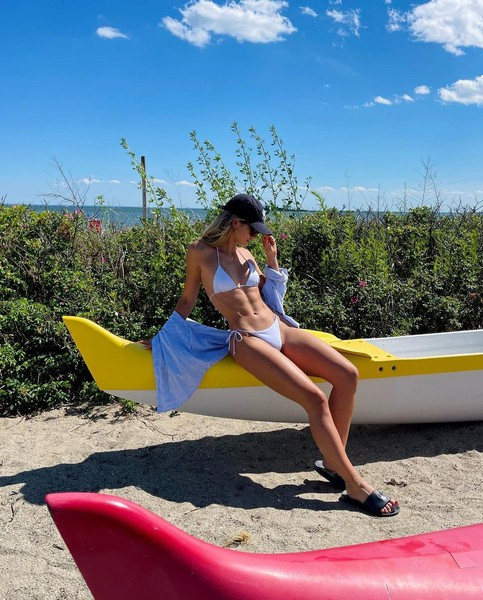 Với chiều cao và cơ thể hoàn mỹ của mình, Anna dường như mặc đồ gì cũng đẹp.