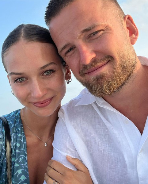 Vợ Dier tên thật là Anna Modler, vốn là một siêu mẫu người Nam Phi và Namibia.