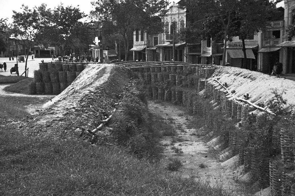 Cận cảnh hầm tránh bom gần bến Cầu Cháy ở Thủ đô Hà Nội.