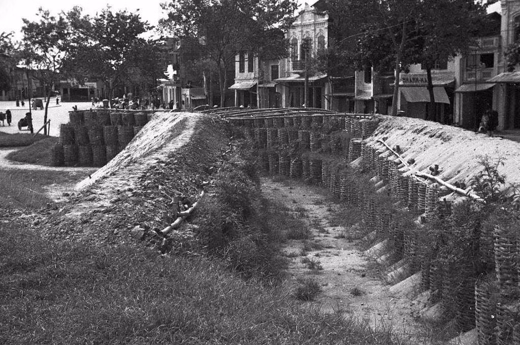 Cận cảnh hầm tránh bom gần bến Cầu Cháy ở Thủ đô Hà Nội.