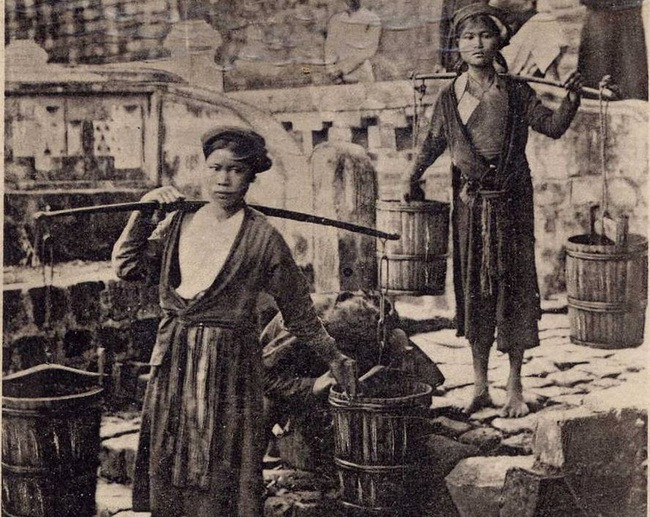 Nghề gánh nước thuê phổ biến ở các thành thành phố lớn, trong đó có Hà Nội.