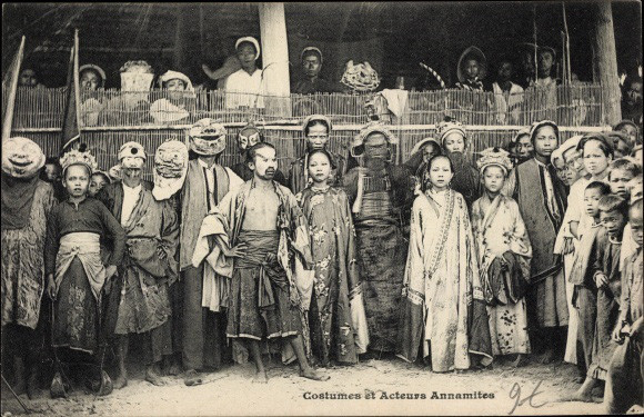 Những diễn viên tuồng mặc trang phục biểu diễn. Họ làm việc cho một gánh hát.