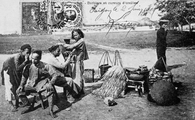 Nghề cắt tóc, lấy ráy tai khá phổ biến ở Việt Nam cuối thế kỷ 19, đầu thế kỷ 20.