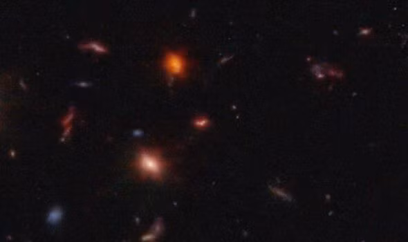 Theo các chuyên gia, sự tồn tại của những vật thể như hố đen mới phát hiện có khối lượng gấp khoảng 9 triệu lần khối lượng Mặt Trời không phải hiếm gặp. Bởi lẽ, một số hố đen có thể nặng gấp vài tỷ lần khối lượng Mặt Trời. Thế nhưng, việc giải mã những hố đen lớn như vậy hiện vẫn là "vấn đề hóc búa" mà các nhà khoa học chưa thể tìm ra lời giải.