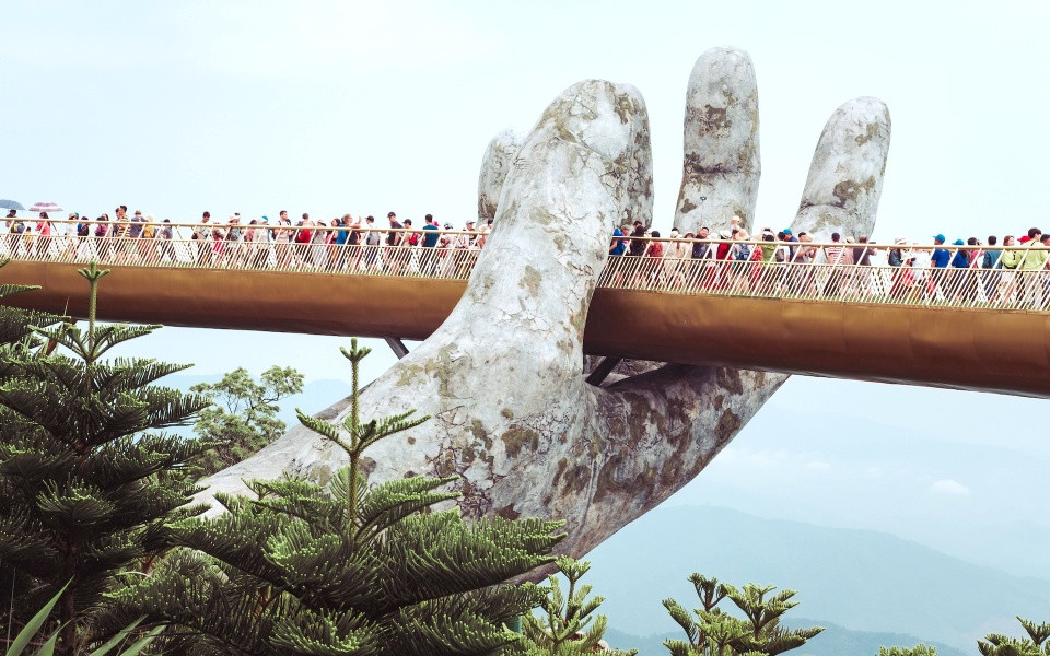 Cùng với TP.HCM, Đà Nẵng cũng được trang du lịch The Travel đánh giá là địa điểm lý tưởng đối với dân du mục kỹ thuật số. Ngoài ra, Đà Nẵng khá gần ba di sản thế giới của Việt Nam là: Thánh địa Mỹ Sơn, phố cổ Hội An và Quần thể di tích Cố đô Huế. Theo đó, mọi người có thể ghé thăm những nơi này trong thời gian sống là làm việc ở Đà Nẵng.