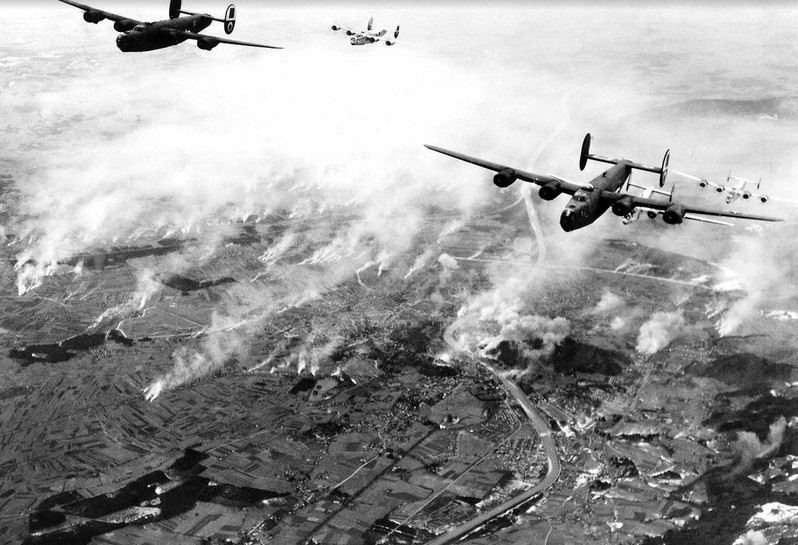 Máy bay Mỹ ném bom các mục tiêu của phát xít Đức ở Áo tháng 12/1944.