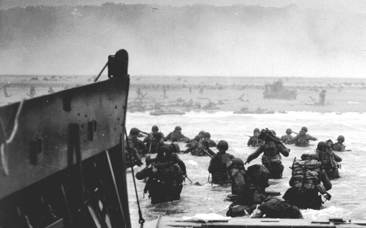 Vào ngày 6/6/1944 hay còn gọi là D-day, quân Đồng minh đổ bộ vào bờ biển Normandy - một vùng của Pháp bị Đức chiếm đóng. Chiến dịch này của quân Đồng minh đã khiến quân Đức quốc xã tổn thất lớn.