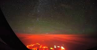 Ánh sáng đỏ trên Thái Bình Dương là một bí ẩn "hóc búa" mãi chưa thể giải mã. J. van Heyst đã ghi lại được hình ảnh vầng sáng đặc biệt trên khi có chuyến bay từ Hong Kong đến Alaska.