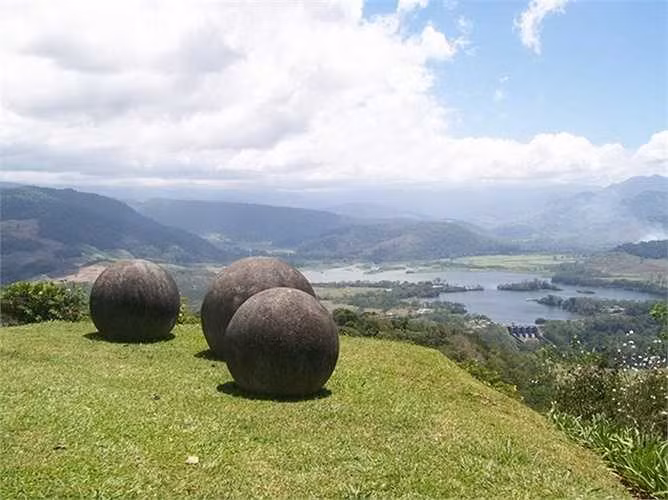 Trong suốt nhiều năm, giới nghiên cứu nỗ lực giải mã ai là "tác giả" của những quả cầu bí ẩn trên cũng như mục đích chúng được tạo ra để làm gì.