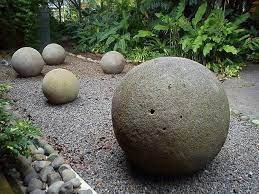 Những quả cầu bí ẩn này không nằm tập trung mà rải rác khắp bờ sông, rừng rậm và đỉnh đồi. Theo các chuyên gia, một số quả cầu đá "khủng" nhất nặng khoảng 20 - 30 tấn.