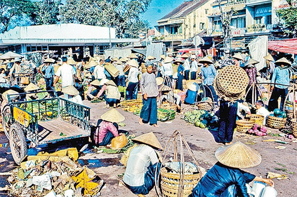 Khung cảnh mua bán sầm uất tại một khu chợ ở Mỹ Tho.