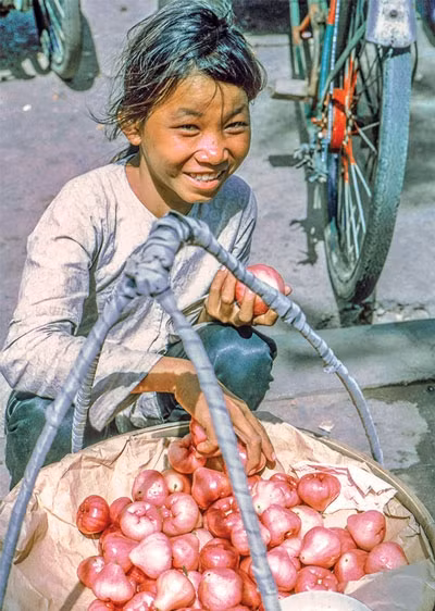 Phần lớn những bức ảnh được binh nhất Nix chụp tại Mỹ Tho năm 1969. Trong ảnh là cô bé nở nụ cười rạng rỡ khi bán quả roi.