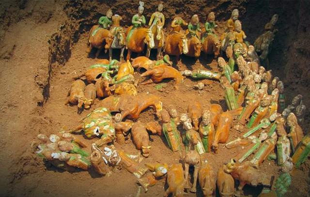 Cụ thể, vào những năm 1960, một đội xây dựng đang thi công khu công nghiệp mới tại Tây An thì vô tình đào được một phiến đá xanh. Nghi ngờ đây có thể là mộ cổ đại nên họ nhanh chóng thông báo giới chức trách và các chuyên gia khảo cổ.