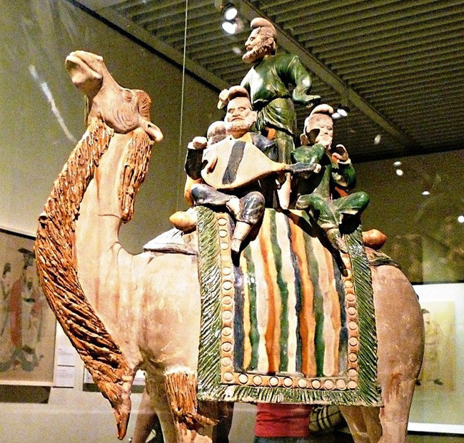 Khi tới hiện trường, đoàn khảo cổ nâng phiến đá xanh lên và nhìn thấy phía dưới là một ngôi mộ cổ. Tuy nhiên, khi kiểm tra xung quanh, họ phát hiện có 9 hố đào trộm xung quanh lăng mộ. Từ đây, nhóm chuyên gia cho rằng, mộ cổ đã ít nhất 9 lần bị mộ tặc đào xới.