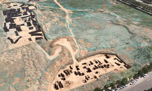 Lúc này, các chuyên gia vô cùng vui mừng và thán phục người xưa khi chôn giấu những pho tượng này phía dưới quan tài nặng 3 tấn khiến kẻ trộm không tìm thấy.