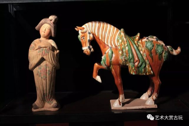 Do đó, các thành viên đoàn khảo cổ cho rằng, đồ tùy táng trong lăng mộ đã bị mộ tặc lấy đi hết. Khi vào bên trong mộ, họ chỉ nhìn thấy một cỗ quan tài mà không thấy hiện vật nào. Có lẽ, cỗ quan tài nặng 3 tấn khó mang đi nên những kẻ trộm mộ đã bỏ lại.