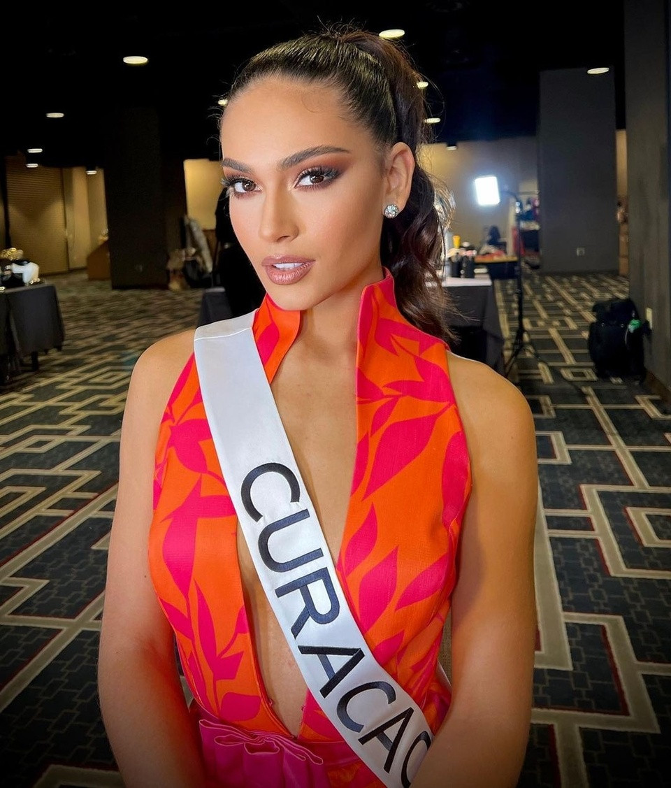 Ngày 2/7, Missosology công bố người đẹp Gabriela Pereira Dos Santos, top 5 Miss Universe 2022, giành giải Timeless Beauty (Vẻ đẹp vượt thời gian). Cô vượt qua Miss World 2022 Karolina Bielawska và Jasmin Selberg, Miss International 2022, trong cuộc bình chọn này. Missosology không công bố điểm như mọi năm, song nhận xét Dos Santos toát lên vẻ thanh lịch, tinh tế từ cách giao tiếp đến dáng đi. Họ đánh giá cao nỗ lực của mỹ nhân Curacao trong cuộc thi Miss Universe năm ngoái. Ảnh: @gabrieladdossantos.
