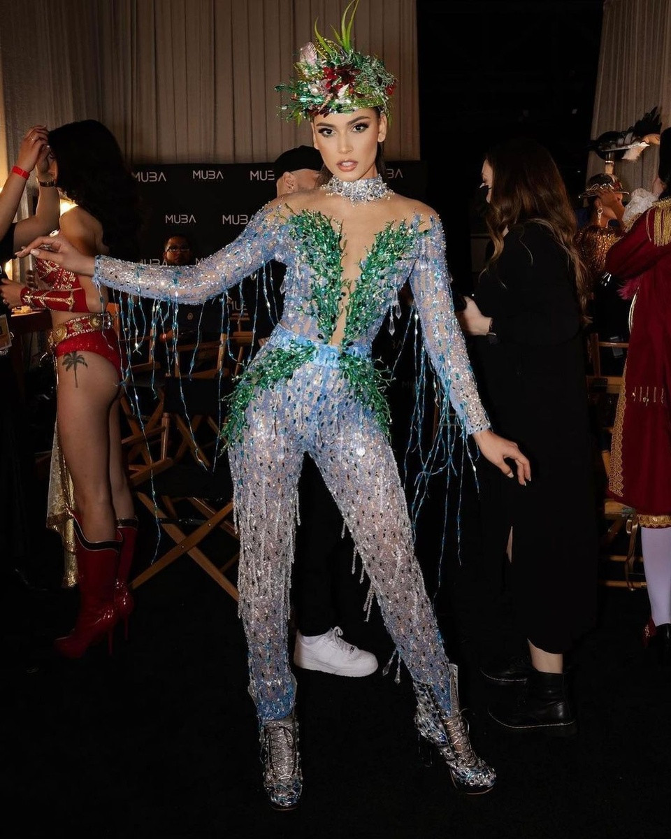 Nhờ kinh nghiệm làm người mẫu ảnh, Santos không khó để làm chủ sân khấu và liên tục thay đổi biểu cảm, bước đi uyển chuyển. Việc Dos Santos có sự thể hiện nổi bật nhưng không đăng quang ngôi vị cao nhất khiến người hâm mộ tiếc nuối. Ảnh: Miss Universe.