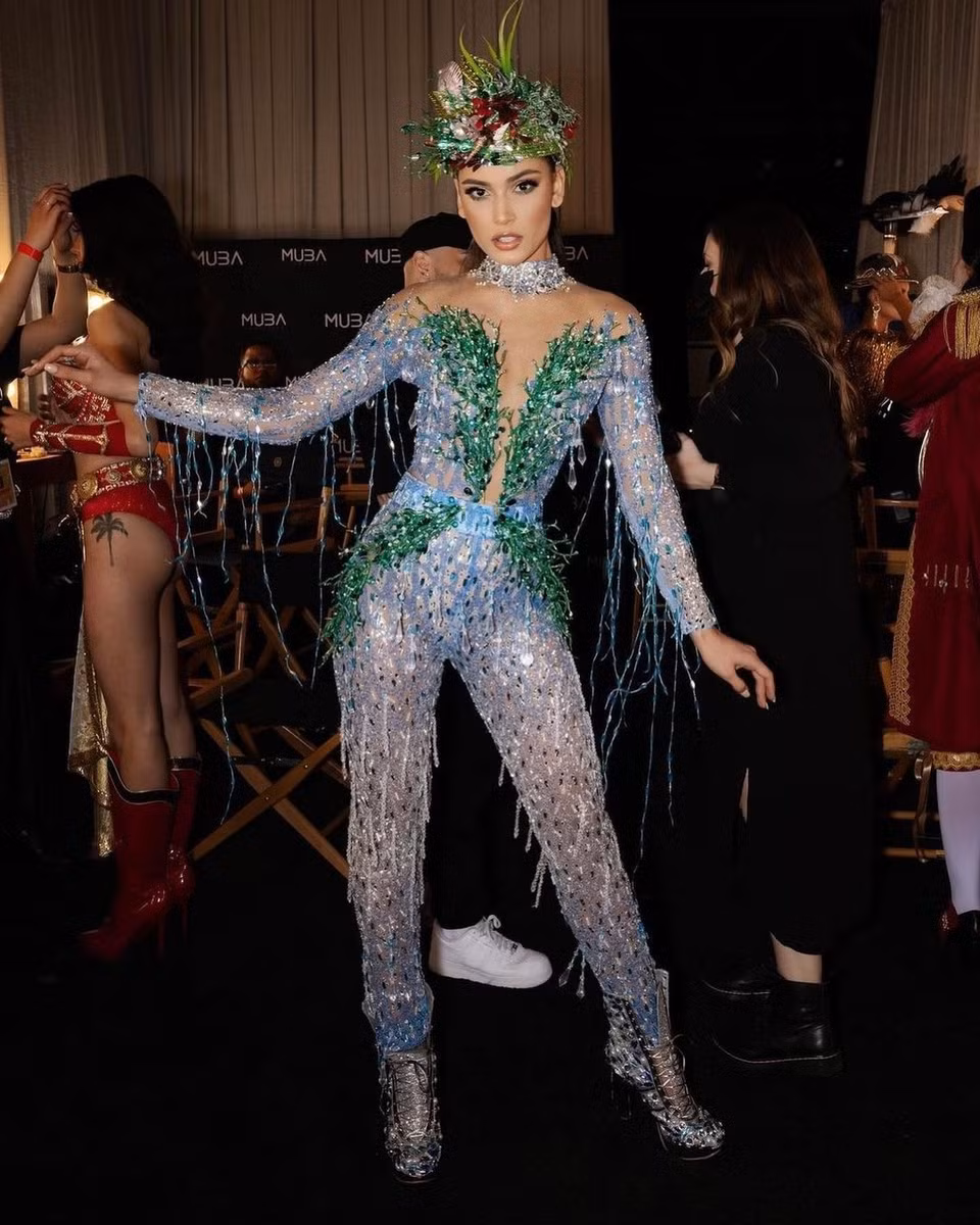 Nhờ kinh nghiệm làm người mẫu ảnh, Santos không khó để làm chủ sân khấu và liên tục thay đổi biểu cảm, bước đi uyển chuyển. Việc Dos Santos có sự thể hiện nổi bật nhưng không đăng quang ngôi vị cao nhất khiến người hâm mộ tiếc nuối. Ảnh: Miss Universe.