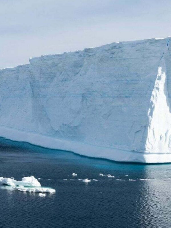 Trong đó, băng ở Nam Cực tan chảy sẽ làm tăng thêm mực nước biển, có thể lên tới hàng mét vào thế kỷ 22. Tính toán của các chuyên gia chỉ ra nếu tiếp tục bị tác động theo kịch bản biến đổi khí hậu ở mức nghiêm trọng nhất, các thềm băng và tảng băng ở Nam Cực tan chảy sẽ khiến mực nước biển dâng hơn 17 cm vào cuối thế kỷ 21.