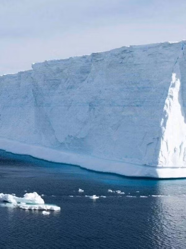 Trong đó, băng ở Nam Cực tan chảy sẽ làm tăng thêm mực nước biển, có thể lên tới hàng mét vào thế kỷ 22. Tính toán của các chuyên gia chỉ ra nếu tiếp tục bị tác động theo kịch bản biến đổi khí hậu ở mức nghiêm trọng nhất, các thềm băng và tảng băng ở Nam Cực tan chảy sẽ khiến mực nước biển dâng hơn 17 cm vào cuối thế kỷ 21.