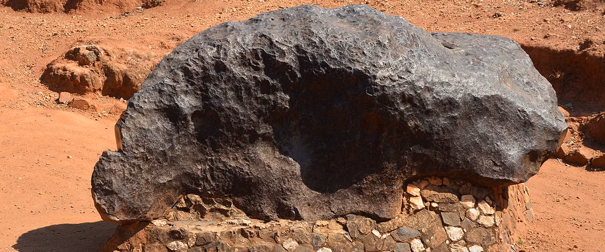 Các nhà nghiên cứu không phát hiện hố va chạm nào tại nơi phát hiện thiên thạch Mbozi. Điều này có nghĩa thiên thạch Mbozi đã lăn như một tảng đá sau khi rơi xuống mặt đất. Một phần của thiên thạch này nằm dưới mặt đất.