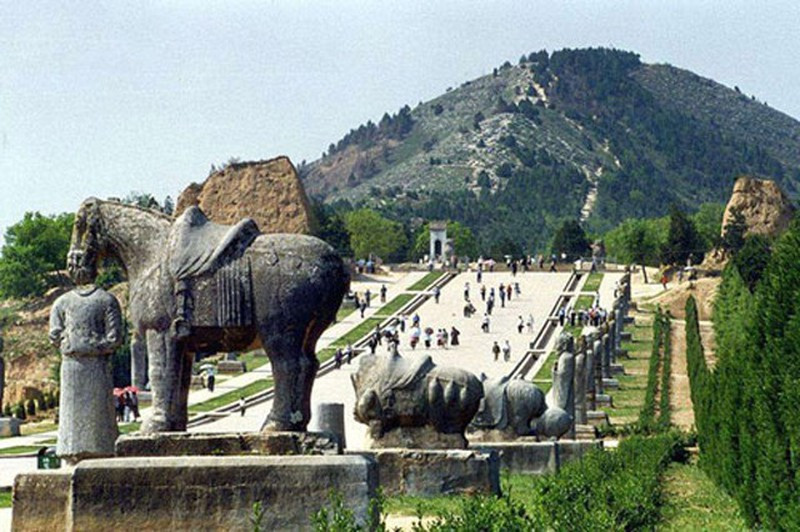 Theo các ghi chép, vào cuối thời nhà Đường, Hoàng Sào đã chỉ huy khoảng 400.000 tên trộm mộ để đột nhập vào Càn Lăng. Tuy nhiên, dù đã đào sâu đến hơn 40m nhưng nhóm trộm mộ vẫn không thể tìm thấy lối vào Càn Lăng.