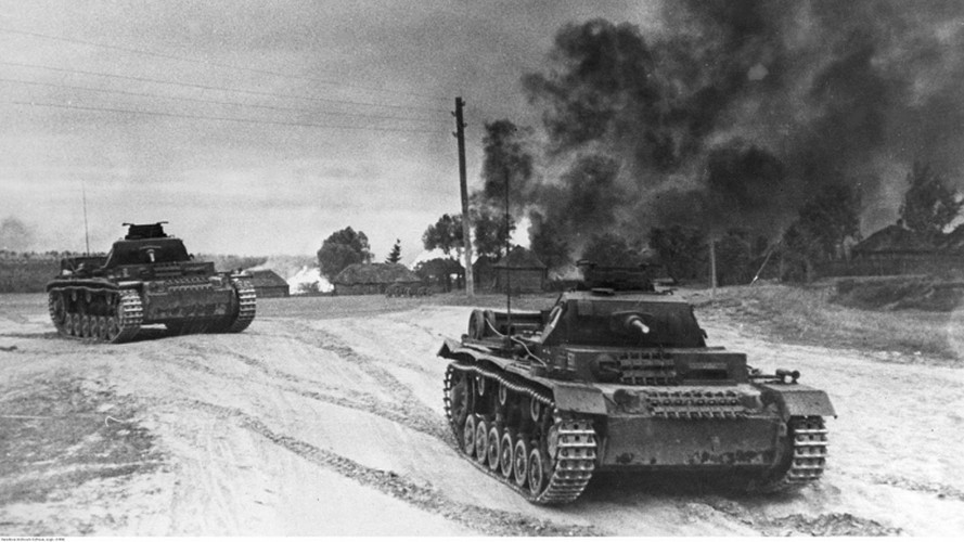 Thêm nữa, Nhật Bản hiểu được rằng, quân và dân Liên Xô sẽ không bao giờ khuất phục trước Đức quốc xã. Vậy nên, Đức sẽ khó có thể thôn tính được Liên Xô, ngày càng sa lầy trong cuộc chiến tại quốc gia này và sẽ phải chịu tổn thất nặng nề. Do đó, Nhật Bản không muốn hao tổn nguồn lực cho trận chiến với Đức ở Liên Xô.