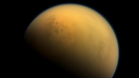 Điều này khiến mặt trăng Titan trở nên khác biệt so với vô số mặt trăng trong hệ Mặt Trời, thường có ngoại quyển mỏng manh hoặc không có bầu khí quyển. Thêm nữa, Titan hiện là nơi duy nhất trong Hệ mặt trời có mưa rơi trên bề mặt rắn. Gió và mưa tạo ra trên bề mặt mặt trăng này các sông hồ, cồn cát và “bờ biển”.