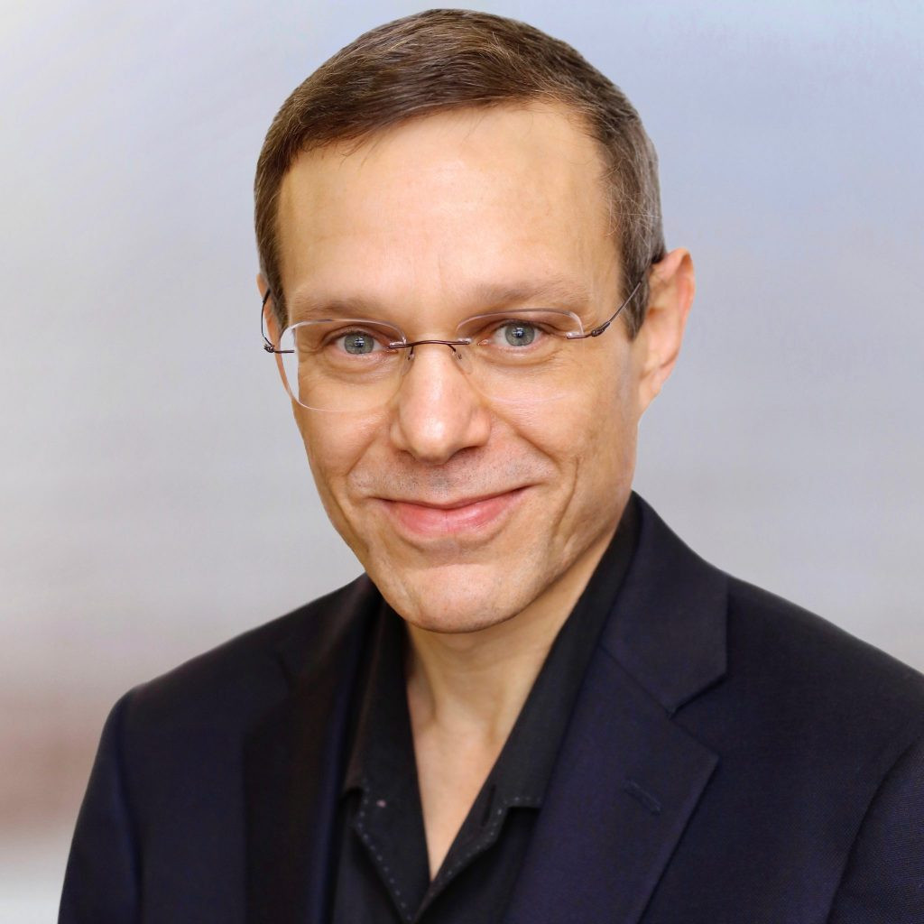 Avi Loeb - Giáo sư 61 tuổi là một trong những nhà khoa học tin rằng người ngoài hành tinh từng đến thăm Trái Đất. Do đó, trong những năm qua, ông cố gắng tìm kiếm các bằng chứng khoa học để chứng minh sự sống ngoài Trái Đất thực sự tồn tại.