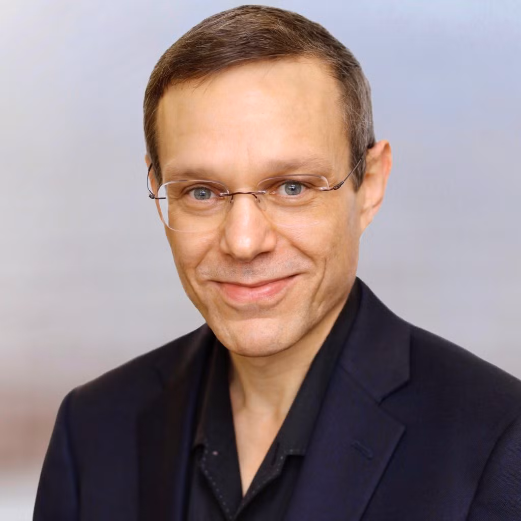 Avi Loeb - Giáo sư 61 tuổi là một trong những nhà khoa học tin rằng người ngoài hành tinh từng đến thăm Trái Đất. Do đó, trong những năm qua, ông cố gắng tìm kiếm các bằng chứng khoa học để chứng minh sự sống ngoài Trái Đất thực sự tồn tại.