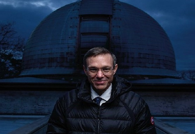 Ông Loeb tin rằng, những vật thể nhỏ bé, có kích thước 0,5 milimet, hầu hết được làm từ hợp kim thép - titan, bền hơn nhiều so với sắt được tìm thấy trong các thiên thạch thông thường.