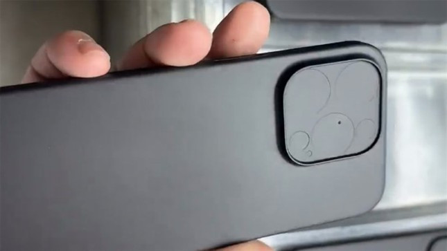 Theo dự kiến, vào tháng 9 tới đây, Apple sẽ "trình làng" iPhone 15 series. Vậy nên, những thông tin đồn đoán về thế hệ smartphone sắp ra mắt này thu hút sự quan tâm lớn của công chúng. Trong số này, nhiều iFan tò mò về thiết kế của iPhone 15 Pro Max.