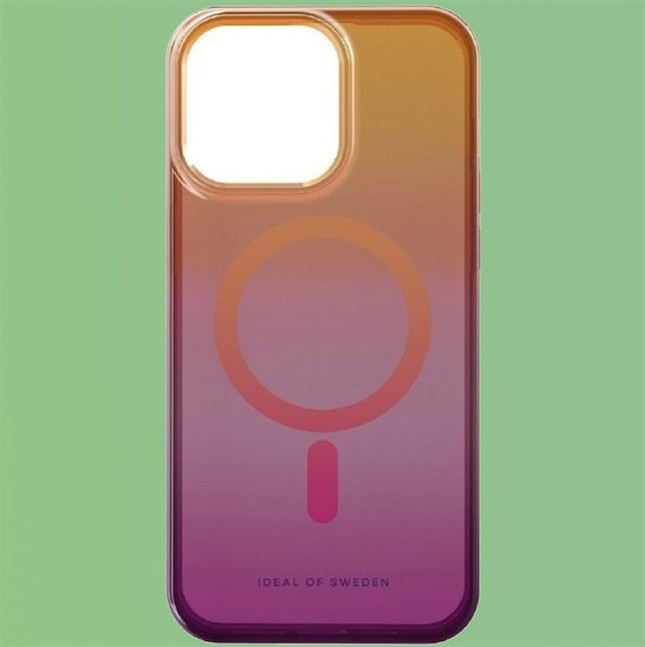 Mới đây, SparrowsNews công bố một hình ảnh được cho là ốp lưng của iPhone 15 Pro Max. Theo hình ảnh được công bố, hệ thống camera của iPhone 15 Pro Max chiếm khoảng 1/4 kích thước mặt lưng của mẫu smartphone này.