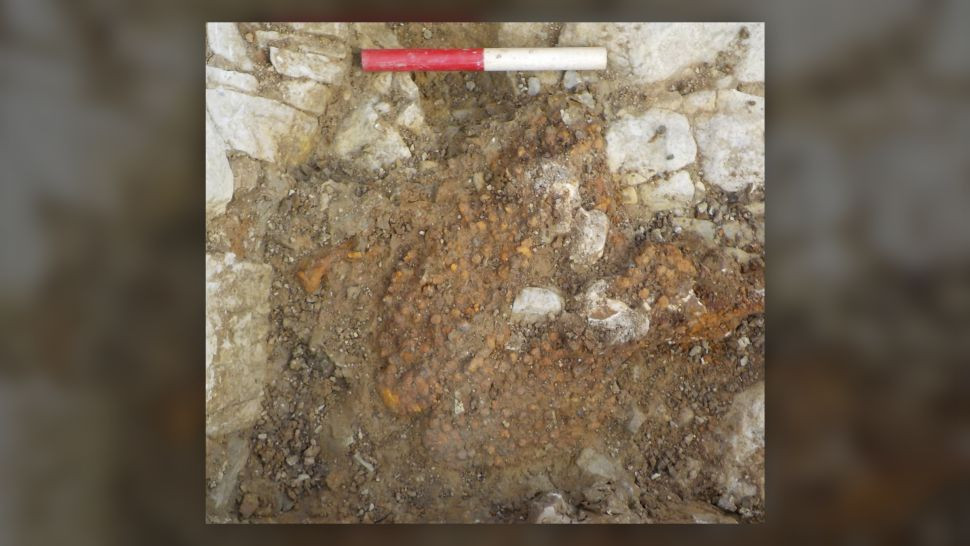 Theo các chuyên gia, bộ hài cốt nam giới được chôn cất trong tư thế nằm sấp. Kết quả kiểm tra hài cốt cho thấy binh sĩ La Mã này qua đời khi khoảng 21 - 25 tuổi.