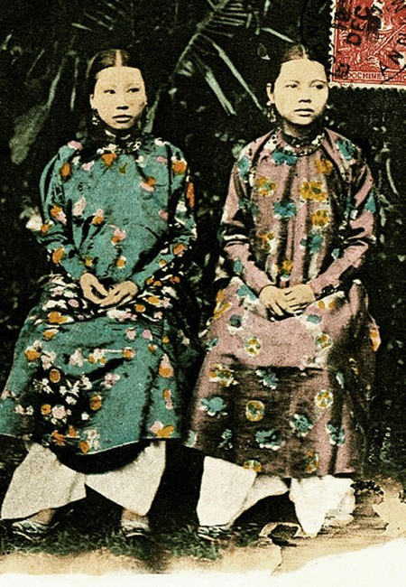 Dung mạo 2 hoàng hậu của của vua Đồng Khánh là: Tiên Cung (vợ trước) và Thánh Cung (vợ sau). Bà Tiên Cung là mẹ của vua Khải Định.