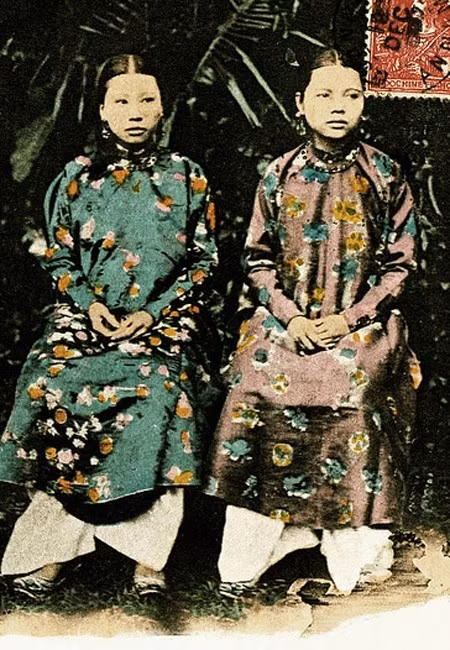 Dung mạo 2 hoàng hậu của của vua Đồng Khánh là: Tiên Cung (vợ trước) và Thánh Cung (vợ sau). Bà Tiên Cung là mẹ của vua Khải Định.