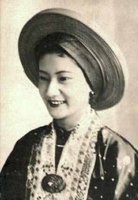 Hoàng hậu Nam Phương là vợ vua Bảo Đại. Bà nổi tiếng xinh đẹp, từng 3 năm liền đoạt giải hoa hậu Đông Dương. Khi cưới vua Bảo Đại, Hoàng hậu Nam Phương 19 tuổi.