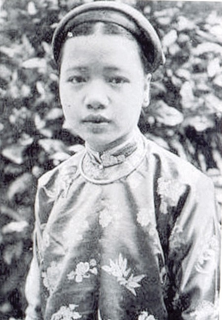 Ân phi Hồ Thị Chỉ là vị phi tần đứng hàng đầu trong hậu cung của vua Khải Định. Bà nổi tiếng là một giai nhân quốc sắc thiên hương, thông minh, học giỏi, đàn hay, thông thạo cả tiếng Pháp lẫn Hán Văn và Việt Ngữ.