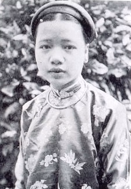 Ân phi Hồ Thị Chỉ là vị phi tần đứng hàng đầu trong hậu cung của vua Khải Định. Bà nổi tiếng là một giai nhân quốc sắc thiên hương, thông minh, học giỏi, đàn hay, thông thạo cả tiếng Pháp lẫn Hán Văn và Việt Ngữ.