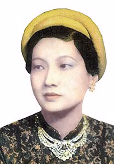 Nam Phương hoàng hậu sinh được 5 con cho vua Bảo Đại. Bà là mỹ nhân tài sắc vẹn toàn khi không chỉ tập trung chăm sóc con cái, lo lễ tiệc trong cung đình mà còn tham gia một số hoạt động xã hội, từ thiện. Năm 1947, bà cùng các con sang Pháp và sống ở đây đến cuối đời.